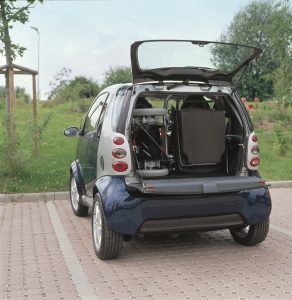 Aangepaste auto met rolstoel achterin