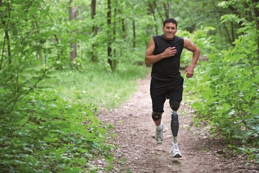 Man met protheseknie Genium X3 van Ottobock hardlopen