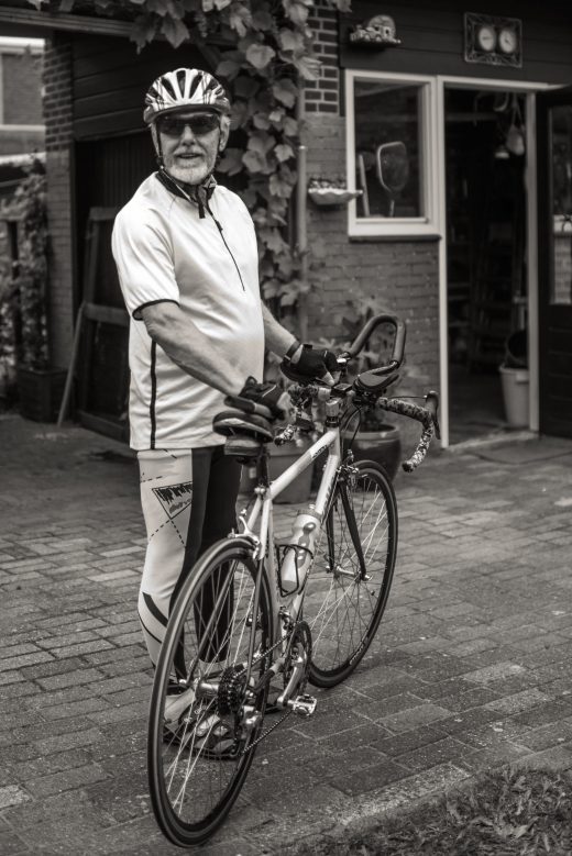 Ervaringsdeskundige Peter staat klaar om weg te fietsen