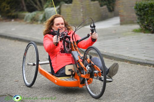 Handbikester Ingrid vd Melis doet mee aan een wedstrijd