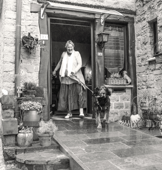 Cécile met hond in deuropening