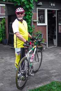 Peter met fiets in hand