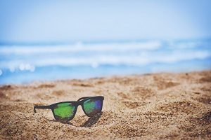 Vakantie met prothese - Zonnebril op strand