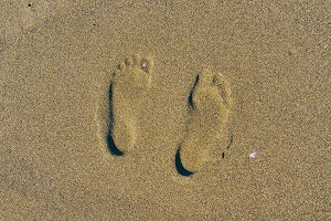 Voetafdrukken in zand